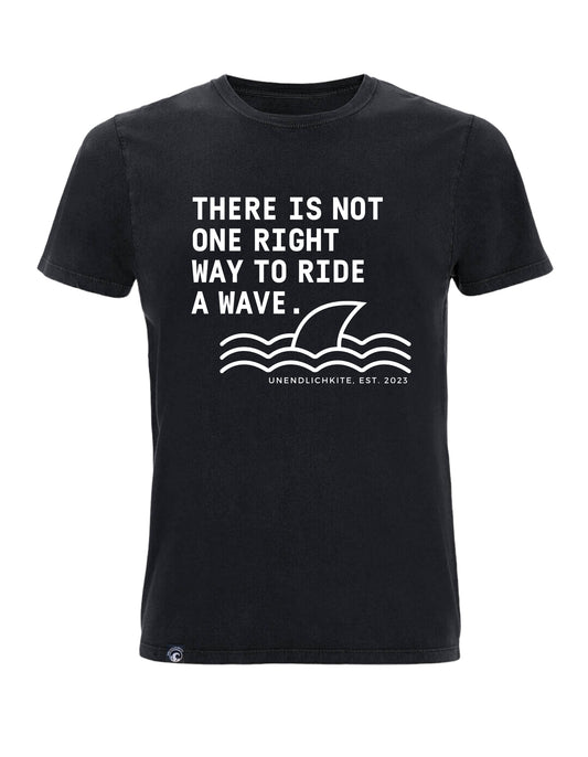schwarzes T'Shirt mit Aufdruck von Text und Zeichnung Wasser mit Flosse